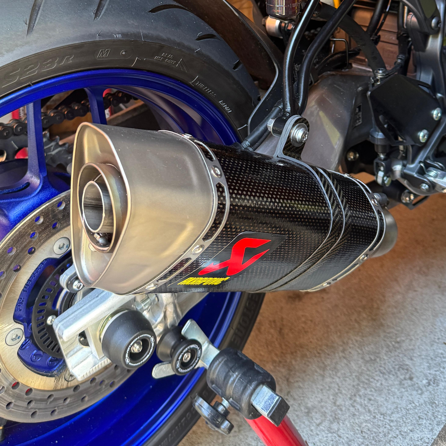 DB-killer Akrapovic Racing Line Yamaha MT09 (V-TUV177) - extra stil